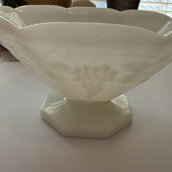 Vintage Anchor Hocking Harvest Grape Milk Glass Pedestal Fruit Bowl - Picture 2 of 9